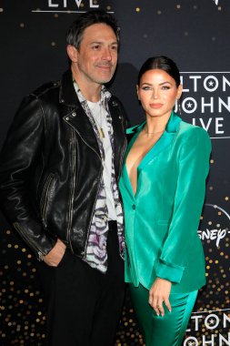 20 Kasım 2022 'de Dodger Stadyumu' nda düzenlenen Dodger Stadyumu Sarı Tuğlalı Yol Yarışması 'nda Elton John Live' da Steve Kazee ve Jenna Dewan.