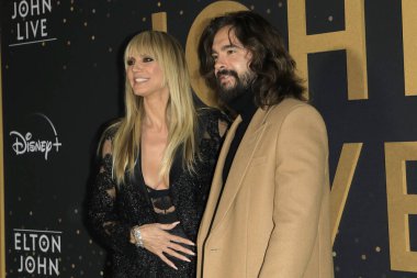 LOS ANGELES - NOV 20: Heidi Klum, Tom Kaulitz Elton John Live: Dodger Stadyumu Sarı Tuğla Yolu Olayından Elveda 20 Kasım 2022 tarihinde Los Angeles, CA