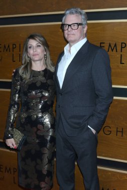 Maggie Cohn, Colin Firth, Los Angeles İmparatorluğu 'nun Samuel Goldwyn Tiyatrosu' ndaki galasında 1 Aralık 2022 'de Beverly Hills, CA