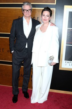 Colin Firth, Olivia Colman, Los Angeles İmparatorluğu 'nun Samuel Goldwyn Tiyatrosu' ndaki galasında 1 Aralık 2022 'de Beverly Hills, CA