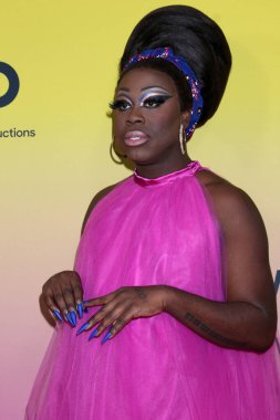 LOS ANGELES - 4 Aralık 2022 'de Beverly Hilton Oteli' nde verilen Christopher D. Caldwell adlı Drag Queen Bob, 4 Aralık 2022 'de