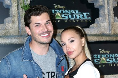 LOS ANGELES - Gleb Savchenko, Elena Belle Ulusal Hazine - Tarihin Kıyısında Disney + Orijinal Serisi Kırmızı Halı Etkinliği 5 Aralık 2022 tarihinde Los Angeles, CA