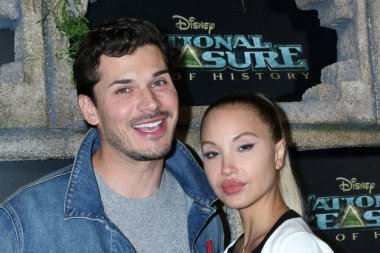 LOS ANGELES - Gleb Savchenko, Elena Belle Ulusal Hazine - Tarihin Kıyısında Disney + Orijinal Serisi Kırmızı Halı Etkinliği 5 Aralık 2022 tarihinde Los Angeles, CA