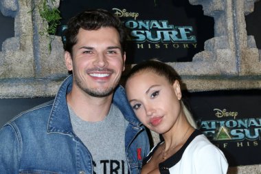 LOS ANGELES - Gleb Savchenko, Elena Belle Ulusal Hazine - Tarihin Kıyısında Disney + Orijinal Serisi Kırmızı Halı Etkinliği 5 Aralık 2022 tarihinde Los Angeles, CA