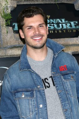 LOS ANGELES - 5 Aralık 2022 tarihinde Los Angeles, CA 'da Gleb Savchenko - Tarihin Kıyısında Disney + Orijinal Kırmızı Halı Etkinliği