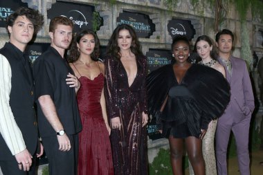 LOS ANGELES - 5 DEC: Antonio Cipriano, Jake Austin Walker, Lisette Olivera, Catherine Zeta-Jones, Zuri Reed, Lyndon Smith, Jordan Rodrigues National Treasure - Edge Of History Disney + Orijinal Serisi Kırmızı Halı Etkinliği 