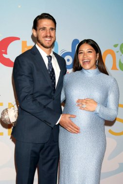 LOS ANGELES - 11 Aralık 2022 'de Joe LoCicero, Gina Rodriguez 2022 Childrens and Family Emmy Ödülleri - 11 Aralık 2022' de Los Angeles, CA