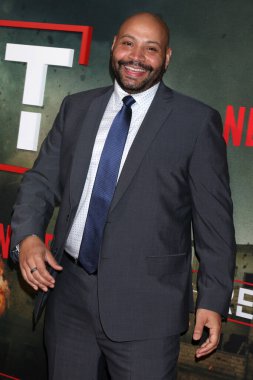 LOS ANGELES - 8 Aralık 2022 'de Los Angeles, CA' da The Grove 'daki The Acruit Netflix Seriews Premiere' de Colton Dunn
