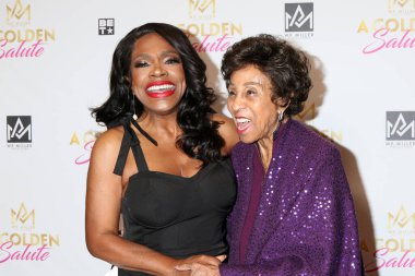 Sheryl Lee Ralph, Marla Gibbs, 8 Ocak 2023 'te Ritz Carlton Oteli' nde Sheryl Lee Ralph ve Niecy Nash-Betts 'i Golden Salute' da karşıladı.