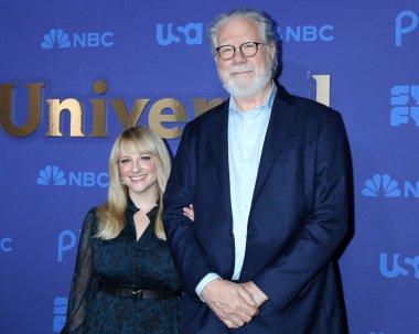 LOS ANGELES - JAN 15:  Melissa Rauch, John Larroquette at NBCUniversal Press Tour Red Carpet at the Langham Pasadena Hotel  on January 15, 2023 in Pasadena, CA
