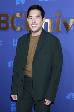 LOS ANGELES - JAN 15:  Raymond Lee at NBCUniversal Press Tour Red Carpet at the Langham Pasadena Hotel  on January 15, 2023 in Pasadena, CA