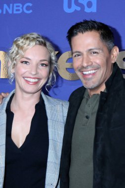 LOS ANGELES - JAN 15:  Perdita Weeks, Jay Hernandez at NBCUniversal Press Tour Red Carpet at the Langham Pasadena Hotel  on January 15, 2023 in Pasadena, CA
