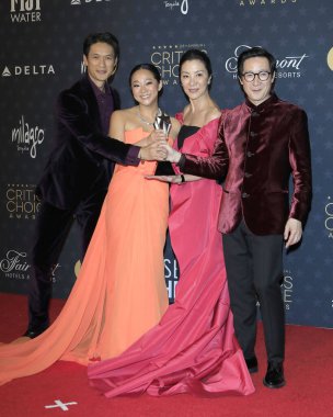 LOS ANGELES - JAN 15:  Harry Shum Jr, Stephanie Hsu, Michelle Yeoh, Ke Huy Quan at 2023 Critics Choice Press Room at the Fairmont Century Plaza on January 15, 2023 in Century City, CA