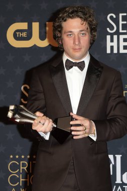 LOS ANGELES - JAN 15:  Jeremy Allen White at 2023 Critics Choice Press Room at the Fairmont Century Plaza on January 15, 2023 in Century City, CA