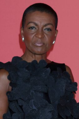 LOS ANGELES - 26 Şubat 2023 'te NAACP Resim Ödülleri' nde Adjoa Andoh Pasadena Civic Auditorium 'a geldi.