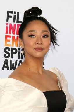 Stephanie Hsu, 4 Mart 2023 'te Santa Monica, CA' da bulunan Çadırdaki Bağımsız Ruh Ödülleri 'nde.