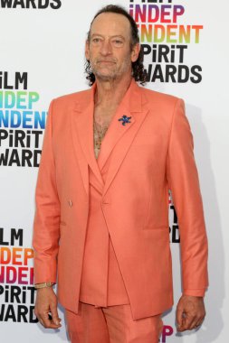 Troy Kotsur, 4 Mart 2023 'te Santa Monica, CA' da bulunan Çadırdaki Bağımsız Ruh Ödülleri 'nde.