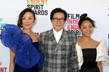 Michelle Yeoh, Ke Huy Quan, Stephanie Hsu, 4 Mart 2023 'te Santa Monica, CA' da bulunan Çadırdaki Bağımsız Film Ruh Ödülleri 'nde.