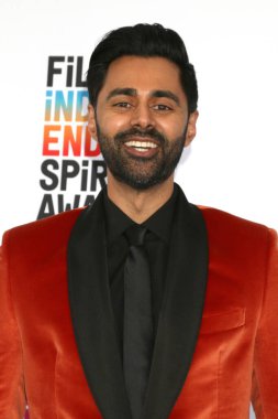LOS ANGELES - 4 Mart 2023 'te Santa Monica, CA' da bulunan Çadırdaki Bağımsız Ruh Ödülleri 'nde Hasan Minhaj