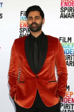 LOS ANGELES - 4 Mart 2023 'te Santa Monica, CA' da bulunan Çadırdaki Bağımsız Ruh Ödülleri 'nde Hasan Minhaj