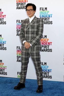 Ke Huy Quan, 4 Mart 2023 'te Santa Monica, CA' da bulunan Çadırdaki Bağımsız Ruh Ödülleri 'nde.