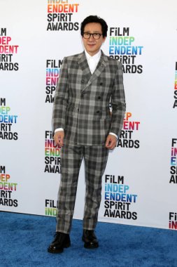 Ke Huy Quan, 4 Mart 2023 'te Santa Monica, CA' da bulunan Çadırdaki Bağımsız Ruh Ödülleri 'nde.