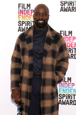 Mike Colter, 4 Mart 2023 'te Santa Monica, CA' da bulunan Sahildeki Çadır 'da Bağımsız Ruh Ödülleri' nde.