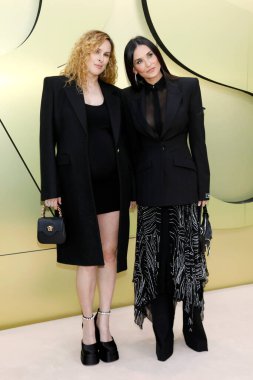 Rumer Willis, Demi Moore, 9 Mart 2023 'te Batı Hollywood' daki Pasifik Tasarım Merkezi Versace FW23 Show 'da.