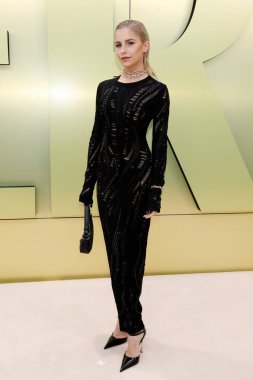 Caro Daur, 9 Mart 2023 'te Batı Hollywood' da Pasifik Tasarım Merkezi 'ndeki Versace FW23 Show' da.