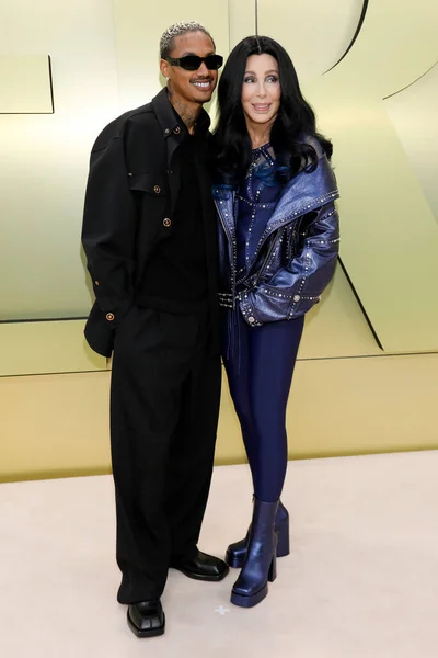 Los Angeles 3月9日 Alexander Edwards Cher 0003 Versace Fw23 Show — ストック写真