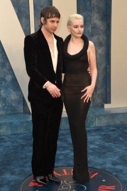 Mark Foster, Julia Garner, 12 Mart 2023 'te Wallis Annenberg Gösteri Sanatları Merkezi' ndeki Vanity Fair Oscar partisinde.