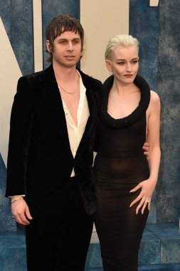 Mark Foster, Julia Garner, 12 Mart 2023 'te Wallis Annenberg Gösteri Sanatları Merkezi' ndeki Vanity Fair Oscar partisinde.