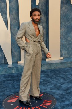 LOS ANGELES - 12 Mart 2023 'te Wallis Annenberg Sahne Sanatları Merkezi' ndeki Vanity Fair Oscar Partisi 'nde Donald Glover.