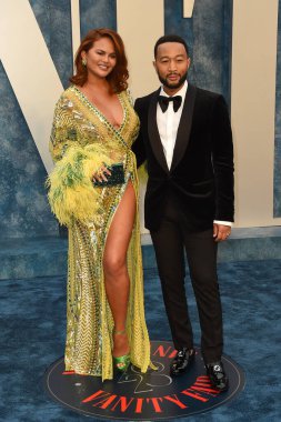 Chrissy Teigen, John Legend, 12 Mart 2023 'te Wallis Annenberg Gösteri Sanatları Merkezi' ndeki Vanity Fair Oscar Partisi 'nde.