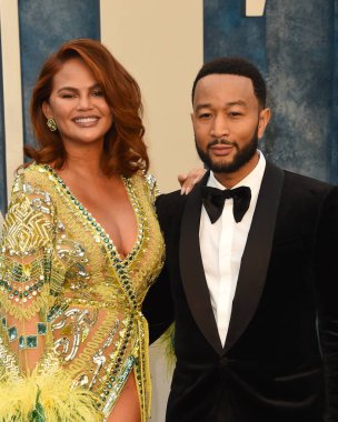 Chrissy Teigen, John Legend, 12 Mart 2023 'te Wallis Annenberg Gösteri Sanatları Merkezi' ndeki Vanity Fair Oscar Partisi 'nde.