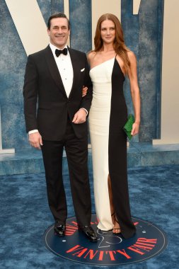 Jon Hamm, Anna Osceola, 12 Mart 2023 'te Wallis Annenberg Gösteri Sanatları Merkezi' ndeki Vanity Fair Oscar Partisi 'nde.