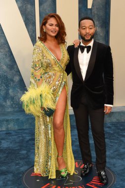 Chrissy Teigen, John Legend, 12 Mart 2023 'te Wallis Annenberg Gösteri Sanatları Merkezi' ndeki Vanity Fair Oscar Partisi 'nde.