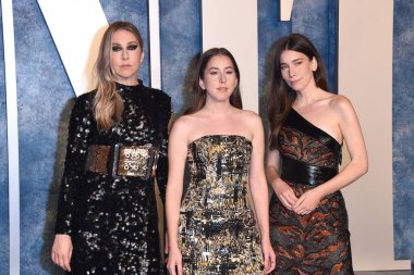 Este Haim, Alana Haim, Danielle Haim, 12 Mart 2023 'te Wallis Annenberg Sahne Sanatları Merkezi' ndeki Vanity Fair Oscar Partisi 'nde.