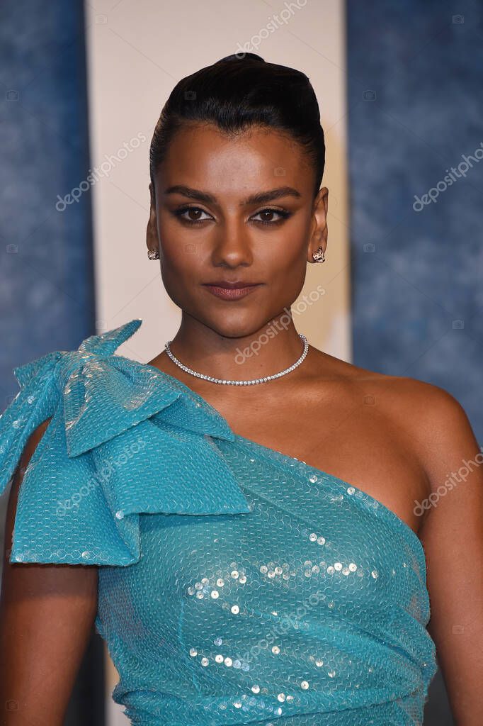 LOS ÁNGELES - 12 DE MARZO: Simone Ashley en la Vanity Fair Oscar Party