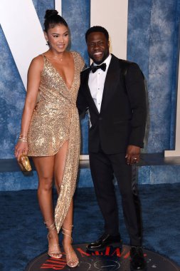 Eniko Parrish, Kevin Hart, 12 Mart 2023 'te Wallis Annenberg Gösteri Sanatları Merkezi' ndeki Vanity Fair Oscar Partisi 'nde.