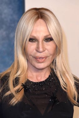 Donatella Versace, 12 Mart 2023 'te Wallis Annenberg Sahne Sanatları Merkezi' nde düzenlenen Vanity Fair Oscar Partisi 'nde.