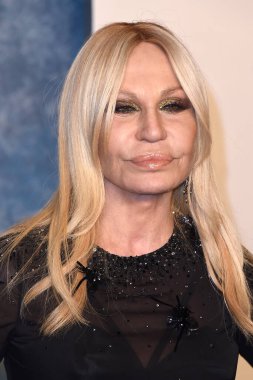 Donatella Versace, 12 Mart 2023 'te Wallis Annenberg Sahne Sanatları Merkezi' nde düzenlenen Vanity Fair Oscar Partisi 'nde.