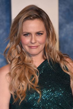 Alicia Silverstone, 12 Mart 2023 'te Wallis Annenberg Sahne Sanatları Merkezi' ndeki Vanity Fair Oscar Partisi 'nde.