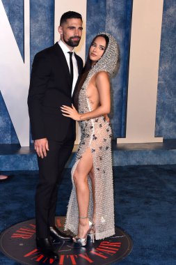 Sebastian Lletget, Becky G, 12 Mart 2023 'te Wallis Annenberg Gösteri Sanatları Merkezi' ndeki Vanity Fair Oscar partisinde.
