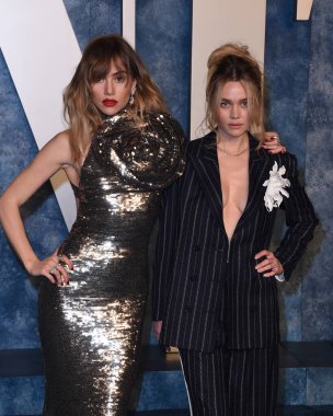Suki Waterhouse, 20 Mart 2023 'te Wallis Annenberg Gösteri Sanatları Merkezi' nde düzenlenen Vanity Fair Oscar Partisi 'nde Immy Waterhouse.