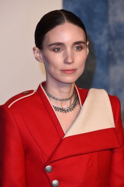 12 Mart 2023 'te Wallis Annenberg Sahne Sanatları Merkezi' ndeki Vanity Fair Oscar Partisi 'nde Rooney Mara.