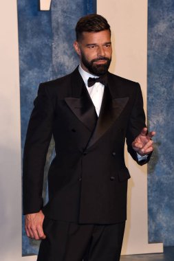 12 Mart 2023 'te Wallis Annenberg Sahne Sanatları Merkezi' nde düzenlenen Vanity Fair Oscar Partisi 'nde Ricky Martin,