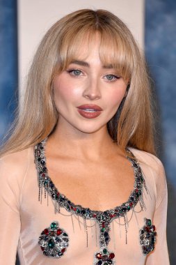 Sabrina Carpenter, 12 Mart 2023 'te Wallis Annenberg Sahne Sanatları Merkezi' ndeki Vanity Fair Oscar Partisi 'nde.