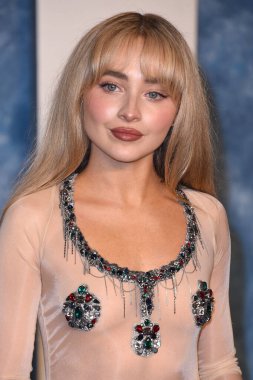 Sabrina Carpenter, 12 Mart 2023 'te Wallis Annenberg Sahne Sanatları Merkezi' ndeki Vanity Fair Oscar Partisi 'nde.