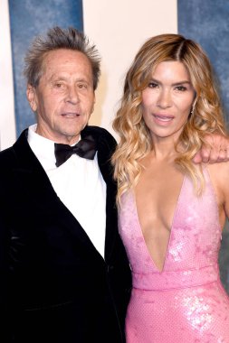 Brian Grazer, Veronica Smiley, 12 Mart 2023 'te Wallis Annenberg Gösteri Sanatları Merkezi' ndeki Vanity Fair Oscar Partisi 'nde.